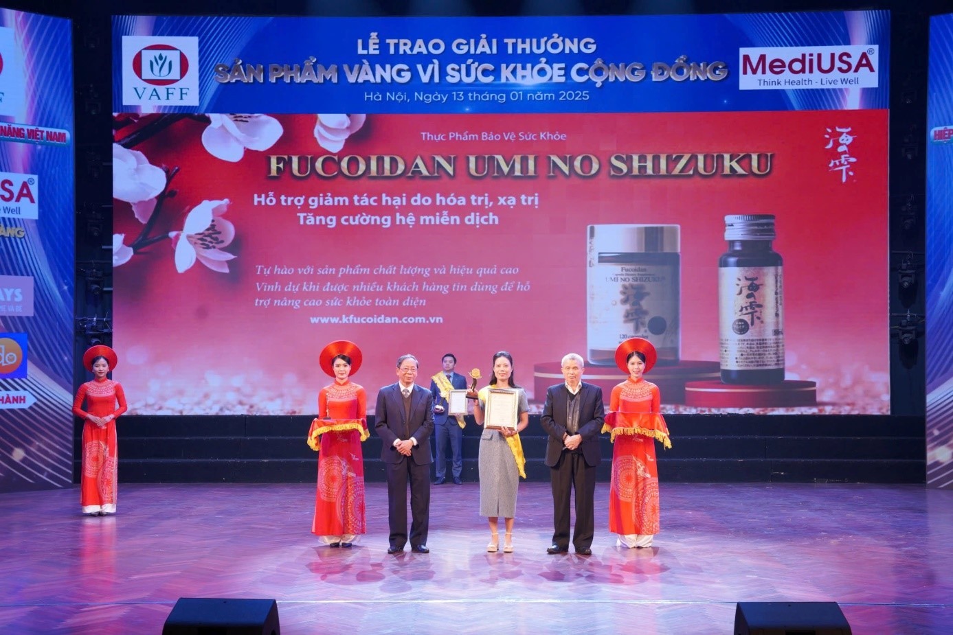 PGS.TS Trần Đáng - Chủ tịch Hiệp hội thực phẩm chức năng Việt Nam và TS. Nguyễn Bá Thủy - Nguyên thứ trưởng Bộ Y tế trao chứng nhận và Cup vàng cho Công ty TNHH Umi No Shizuku PGS.TS Trần Đáng - Chủ tịch Hiệp hội thực phẩm chức năng Việt Nam và TS. Nguyễn Bá Thủy - Nguyên thứ trưởng Bộ Y tế trao chứng nhận và Cup vàng cho Công ty TNHH Umi No Shizuku