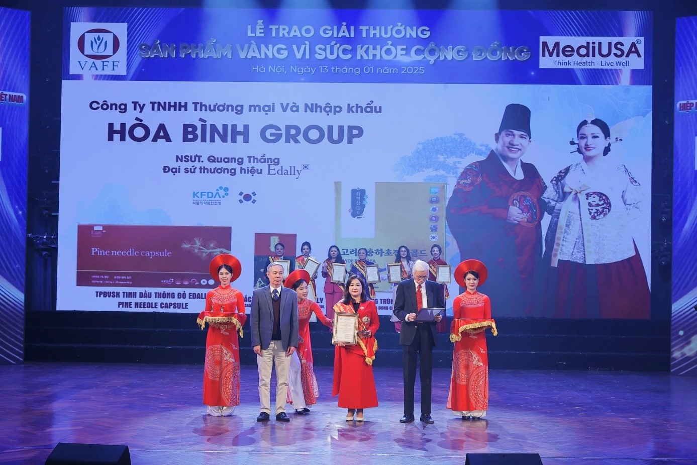 TS. Nguyễn Hùng Long - Phó Cục trưởng Cục An toàn thực phẩm và GS.TS Lê Văn Truyền - Nguyên thứ trưởng Bộ Y tế trao chứng nhận và Huy chương vàng cho Công ty TNHH Thương mại và Xuất nhập khẩu Hòa Bình Group TS. Nguyễn Hùng Long - Phó Cục trưởng Cục An toàn thực phẩm và GS.TS Lê Văn Truyền - Nguyên thứ trưởng Bộ Y tế trao chứng nhận và Huy chương vàng cho Công ty TNHH Thương mại và Xuất nhập khẩu Hòa Bình Group