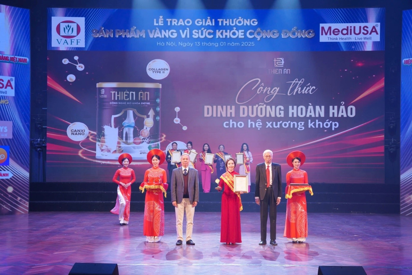 TS. Nguyễn Hùng Long - Phó Cục trưởng Cục An toàn thực phẩm và GS.TS Lê Văn Truyền - Nguyên thứ trưởng Bộ Y tế trao chứng nhận và Huy chương vàng cho Công ty CP Hồng Phúc Wellness TS. Nguyễn Hùng Long - Phó Cục trưởng Cục An toàn thực phẩm và GS.TS Lê Văn Truyền - Nguyên thứ trưởng Bộ Y tế trao chứng nhận và Huy chương vàng cho Công ty CP Hồng Phúc Wellness