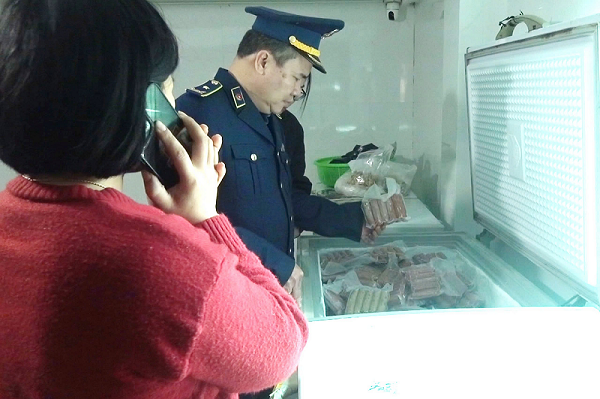 Hà Tĩnh: Phát hiện hàng trăm gói xúc xích, giò bò không rõ nguồn gốc Hà Tĩnh: Phát hiện hàng trăm gói xúc xích, giò bò không rõ nguồn gốc