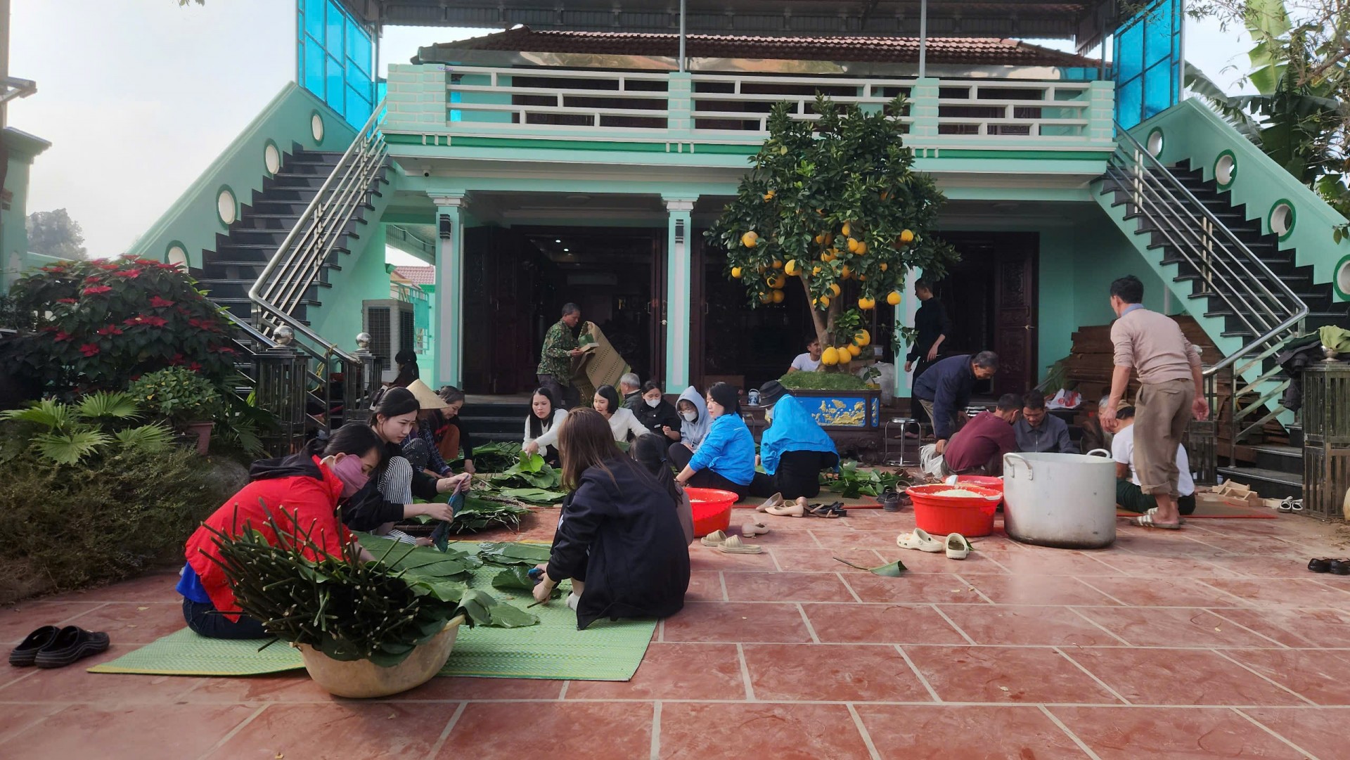 Các đoàn thể thôn Yên Hòa tham gia gói bánh chưng để chuẩn bị cho chương trình tặng quà tết sum vầy tại thôn Yên Hòa, xã Đa Lộc. Các đoàn thể thôn Yên Hòa tham gia gói bánh chưng để chuẩn bị cho chương trình tặng quà tết sum vầy tại thôn Yên Hòa, xã Đa Lộc.