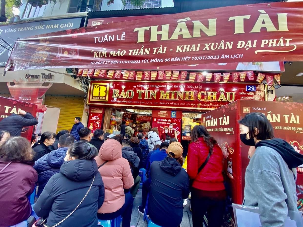 xếp hàng chờ mua vàng với mong muốn sẽ rước lộc, may mắn nhờ ngày vía Thần Tài. xếp hàng chờ mua vàng với mong muốn sẽ rước lộc, may mắn nhờ ngày vía Thần Tài.
