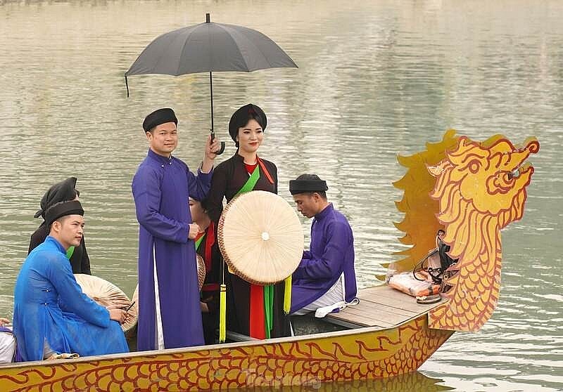 Bên cạnh các trò chơi dân gian, phần hát hội là hoạt động đặc sắc nhất trong hội Lim. Bên cạnh các trò chơi dân gian, phần hát hội là hoạt động đặc sắc nhất trong hội Lim.