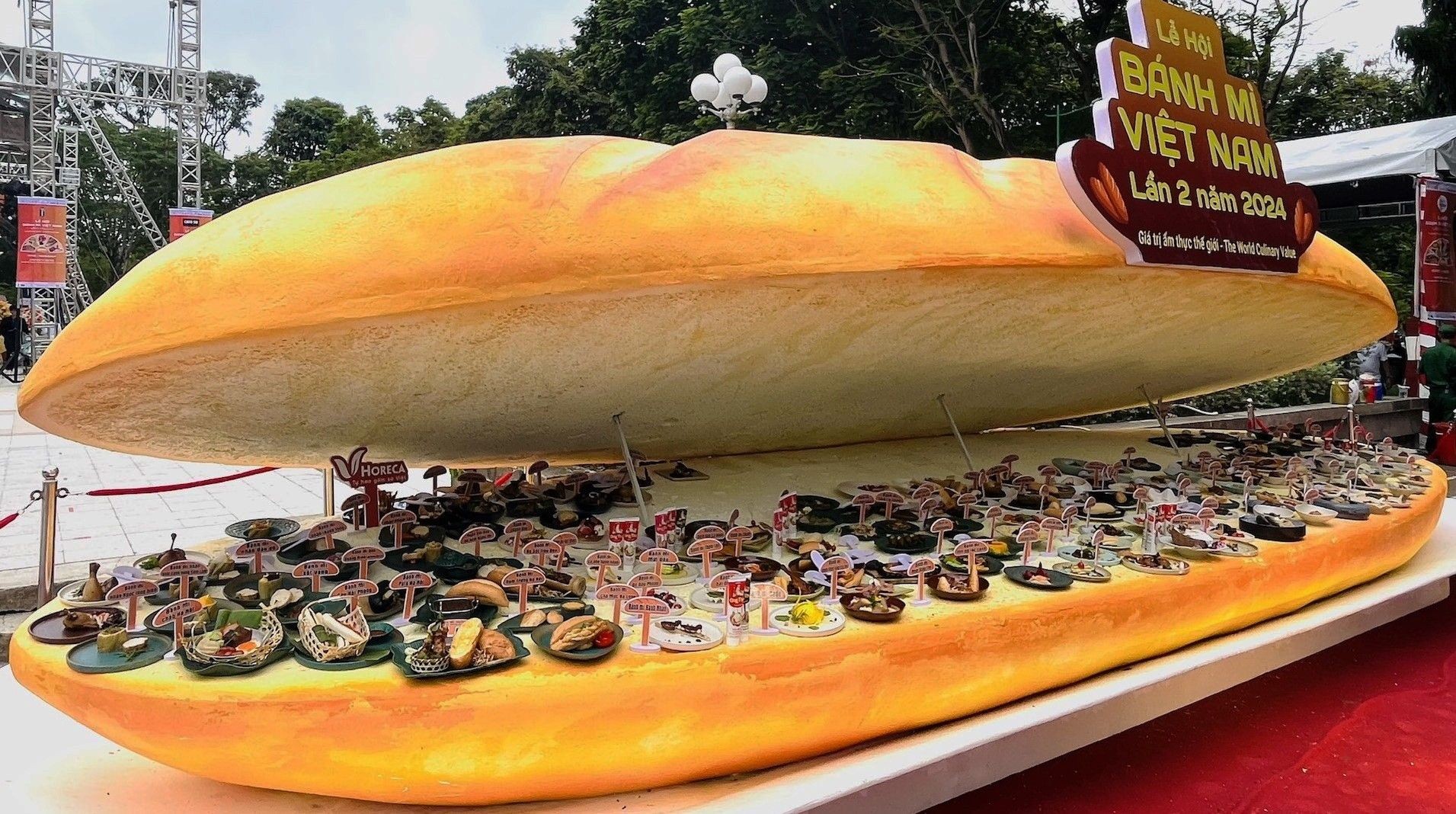 Lễ hội bánh mì lần 2 năm 2024, Tổ chức Kỷ lục Việt Nam (VietKings) đã lần đầu trao bằng xác lập kỷ lục bánh mỳ to nhất Việt Nam. Lễ hội bánh mì lần 2 năm 2024, Tổ chức Kỷ lục Việt Nam (VietKings) đã lần đầu trao bằng xác lập kỷ lục bánh mỳ to nhất Việt Nam.
