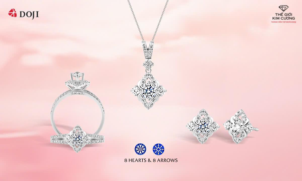 Những viên kim cương nhỏ được đính tỉ mỉ, tạo nên hiệu ứng thị giác cuốn hút. Những viên kim cương nhỏ được đính tỉ mỉ, tạo nên hiệu ứng thị giác cuốn hút.