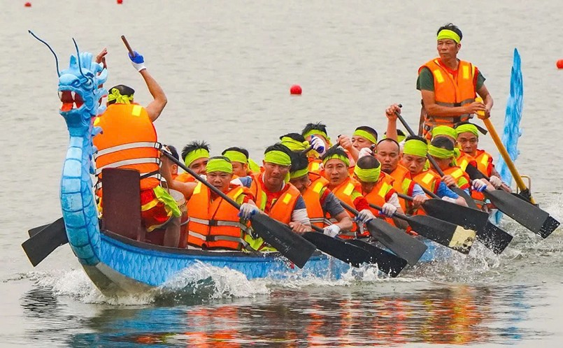 Giải Bơi chải thành phố Việt Trì mở rộng năm 2024 diễn ra tại hồ Công viên Văn Lang (thành phố Việt Trì, tỉnh Phú Thọ). Giải Bơi chải thành phố Việt Trì mở rộng năm 2024 diễn ra tại hồ Công viên Văn Lang (thành phố Việt Trì, tỉnh Phú Thọ).