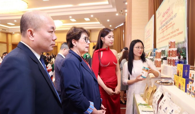 Đại biểu tham quan gian hàng trưng bày sản phẩm càphê và nông sản khác trong khuôn khổ Hội nghị. (Ảnh: Hoài Thu/TTXVN) Đại biểu tham quan gian hàng trưng bày sản phẩm càphê và nông sản khác trong khuôn khổ Hội nghị. (Ảnh: Hoài Thu/TTXVN)