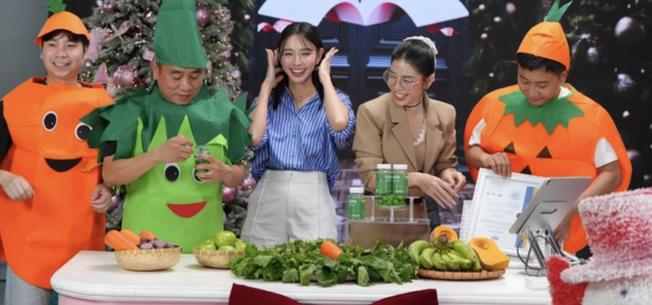 Hoa hậu Thùy Tiên, Quang Linh Vlogs và Hằng Du Mục trong một buổi quảng cáo kẹo rau củ Kera. Hoa hậu Thùy Tiên, Quang Linh Vlogs và Hằng Du Mục trong một buổi quảng cáo kẹo rau củ Kera.