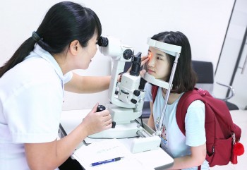 Hơn 46% học sinh mắc tật khúc xạ ở TP.HCM, chuyên gia khuyến cáo gì?