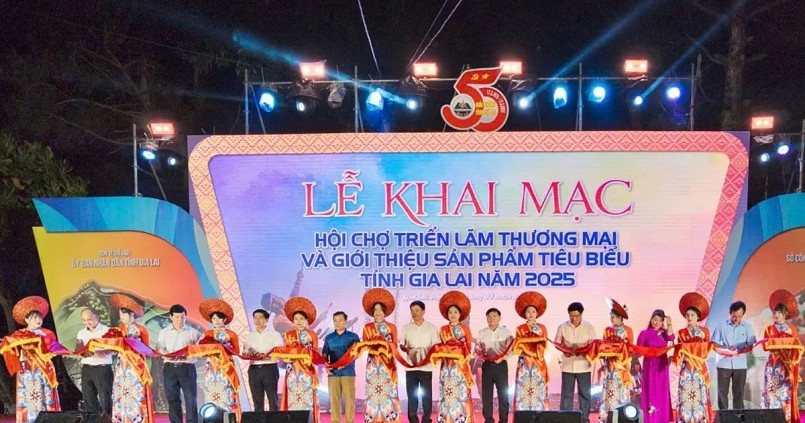 Các đại biểu cắt băng khai mạc Hội chợ triển lãm thương mại và giới thiệu sản phẩm tiêu biểu tỉnh Gia Lai năm 2025 Các đại biểu cắt băng khai mạc Hội chợ triển lãm thương mại và giới thiệu sản phẩm tiêu biểu tỉnh Gia Lai năm 2025