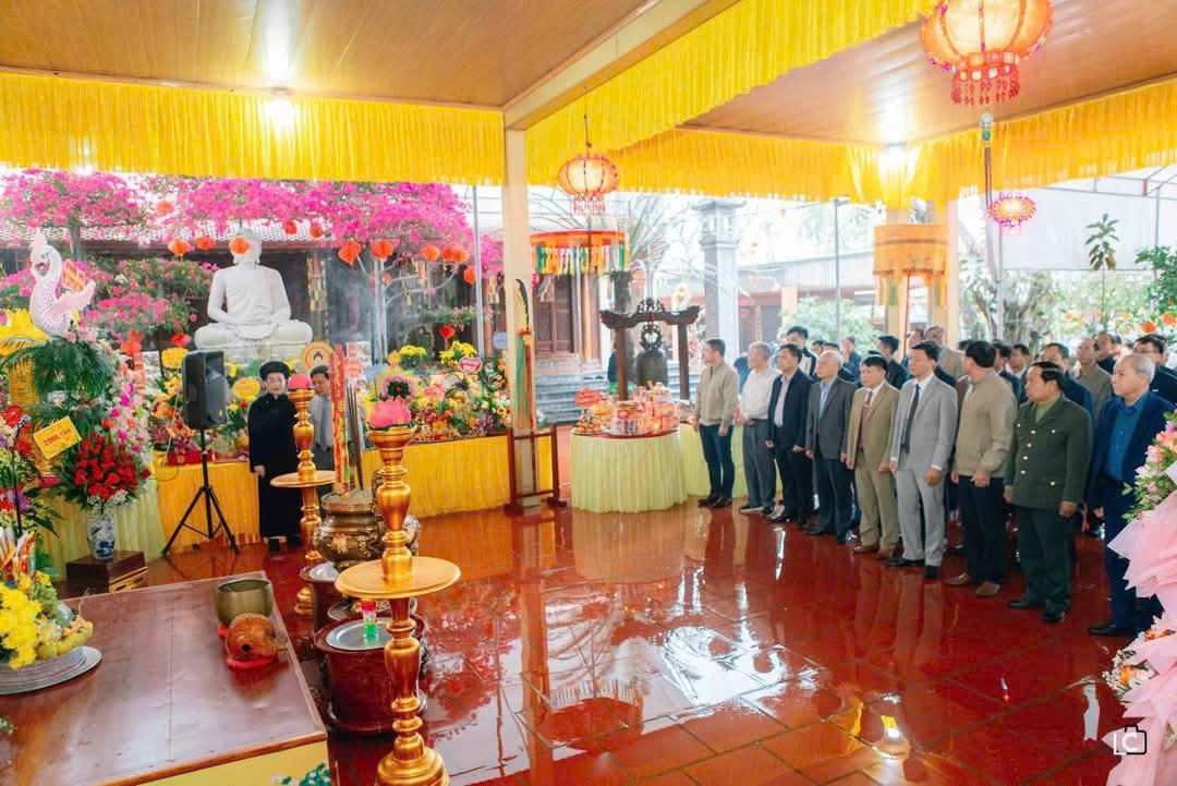 Ban tổ chức cùng nhân dân dâng hương, chiêm bái lên Đức Thánh Cả. Ban tổ chức cùng nhân dân dâng hương, chiêm bái lên Đức Thánh Cả.