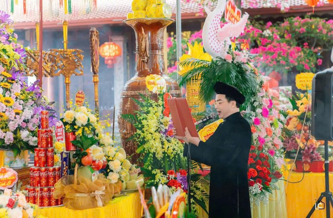 Thủ nhang cậu Vũ Ngọc Chinh đọc bài chúc văn được sửa soạn công phu ca ngợi công đức của Tứ Vị Thánh Nương cùng các vị thánh thần (Ảnh: Lưu Cường) Thủ nhang cậu Vũ Ngọc Chinh đọc bài chúc văn được sửa soạn công phu ca ngợi công đức của Tứ Vị Thánh Nương cùng các vị thánh thần (Ảnh: Lưu Cường)