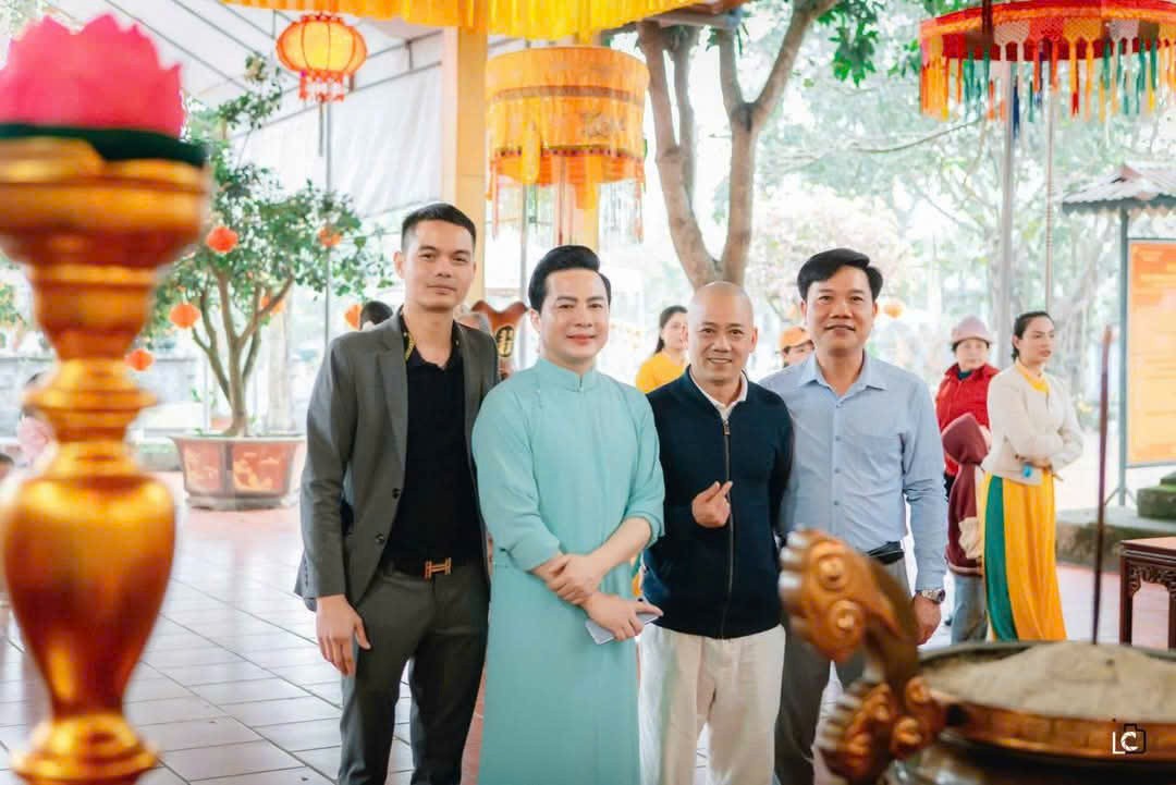 Thủ nhang cậu Vũ Ngọc Chinh chụp ảnh cùng Thủ nhang cậu Vũ Ngọc Chinh chụp ảnh cùng