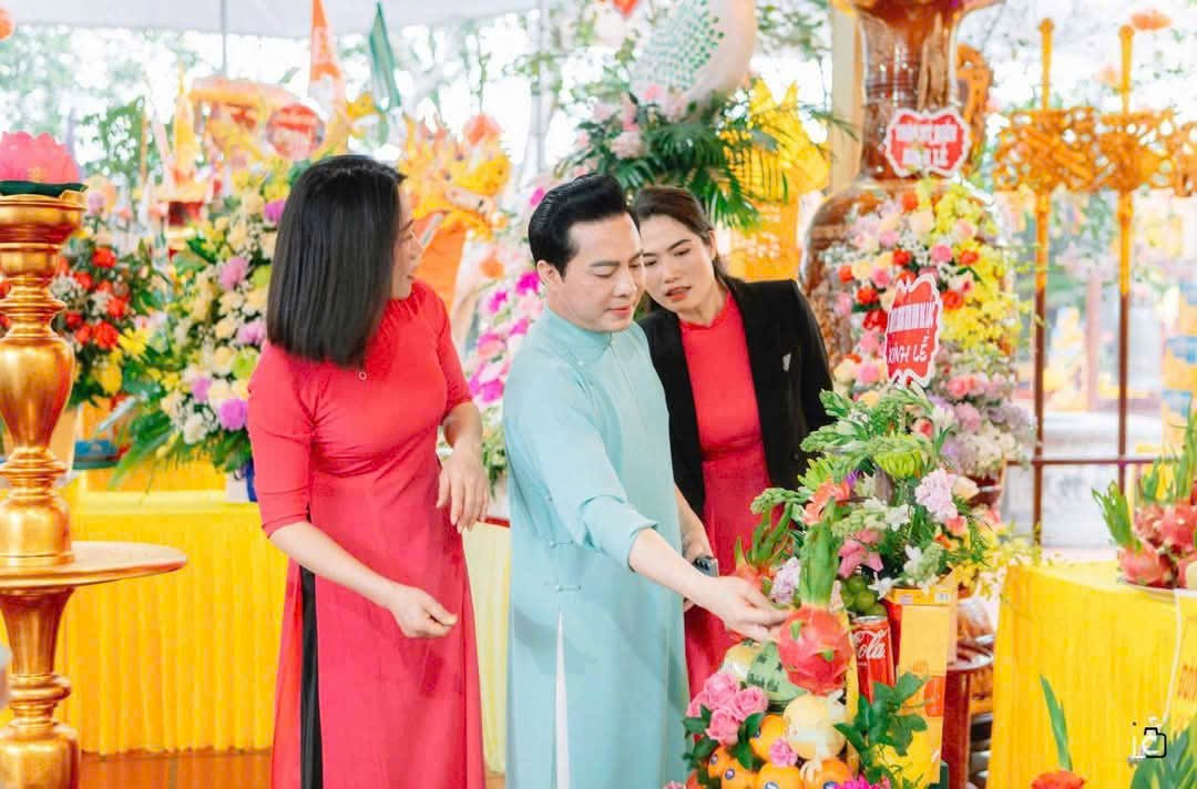 Thủ nhang cậu Vũ Ngọc Chinh đọc bài chúc văn được sửa soạn công phu ca ngợi công đức của Tứ Vị Thánh Nương cùng các vị thánh thần (Ảnh: Lưu Cường) Thủ nhang cậu Vũ Ngọc Chinh đọc bài chúc văn được sửa soạn công phu ca ngợi công đức của Tứ Vị Thánh Nương cùng các vị thánh thần (Ảnh: Lưu Cường)