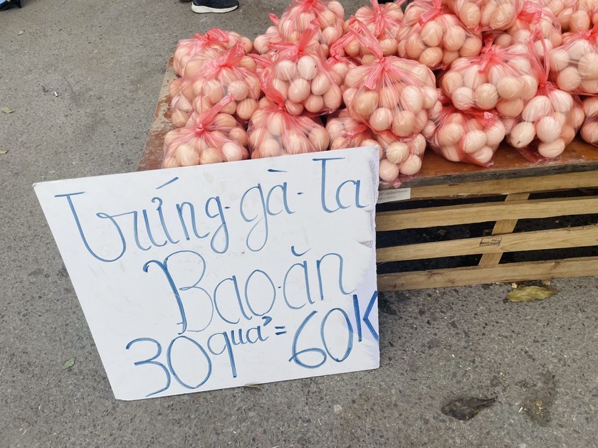 Giải cứu trứng gà 65.000 đồng/30 quả tràn lan vỉa hè Hà Nội