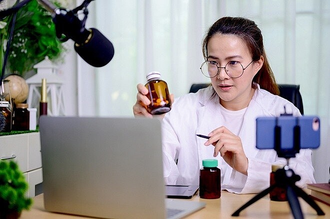 Chuyên gia cảnh báo, người dân cần hết sức cảnh giác, bởi không phải ai mặc áo blouse quảng cáo cũng là bác sĩ được đào tạo bài bản. Chuyên gia cảnh báo, người dân cần hết sức cảnh giác, bởi không phải ai mặc áo blouse quảng cáo cũng là bác sĩ được đào tạo bài bản.