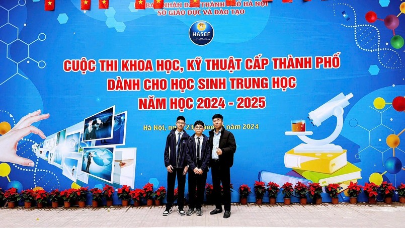 Thầy Nguyễn Văn Ninh, giáo viên Toán trường Nguyễn Siêu cùng hai nhà khoa học nhí Thành Vinh - Khải Tuấn. Thầy Nguyễn Văn Ninh, giáo viên Toán trường Nguyễn Siêu cùng hai nhà khoa học nhí Thành Vinh - Khải Tuấn.