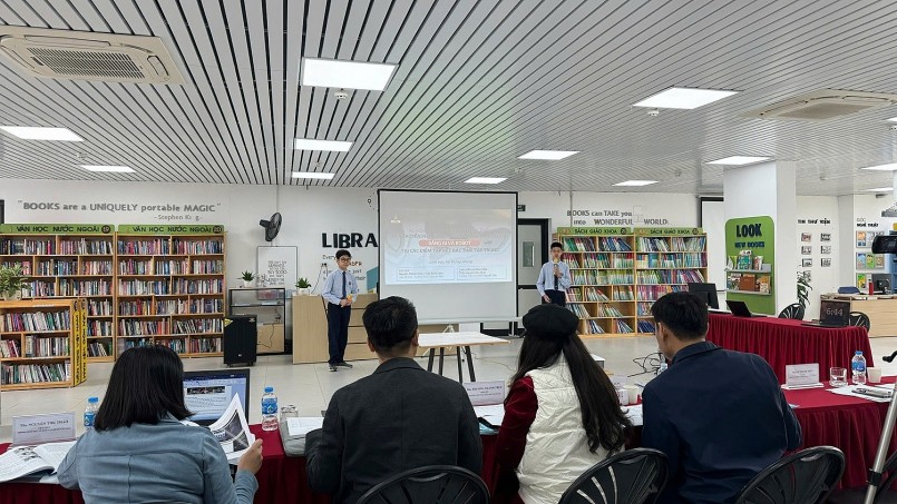 Thành Vinh và Khải Tuấn thuyết trình về mô hình hệ thống phân loại rác bằng trí tuệ nhân tạo (AI). Thành Vinh và Khải Tuấn thuyết trình về mô hình hệ thống phân loại rác bằng trí tuệ nhân tạo (AI).