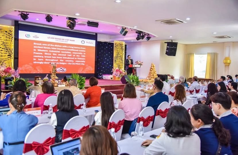 Toàn cảnh hội thảo khoa học “Bánh mì Việt Nam - Giá trị ẩm thực thế giới, lan tỏa năm châu” Toàn cảnh hội thảo khoa học “Bánh mì Việt Nam - Giá trị ẩm thực thế giới, lan tỏa năm châu”