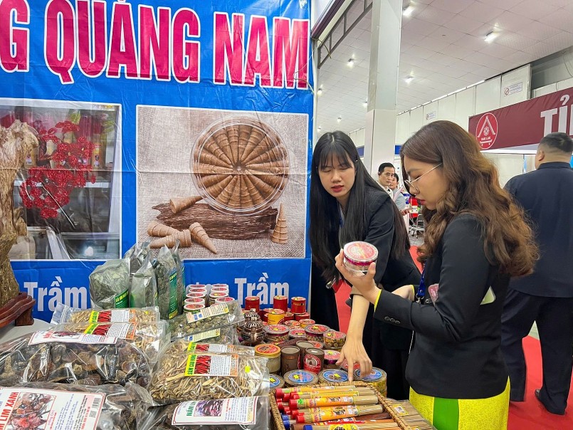 Khách tham quan các gian hàng tại VIETNAM EXPO 2025.