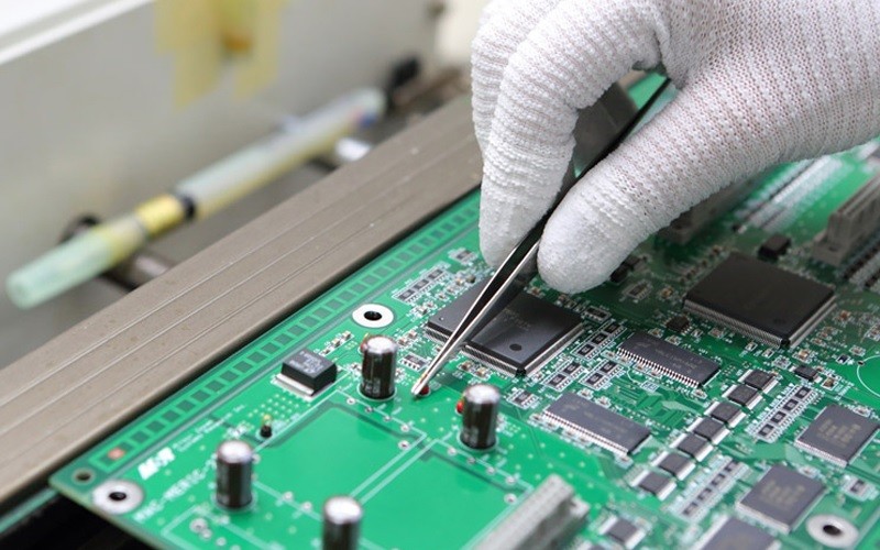 máy tính và linh kiện 23,2 tỷ USD (19,4%), 