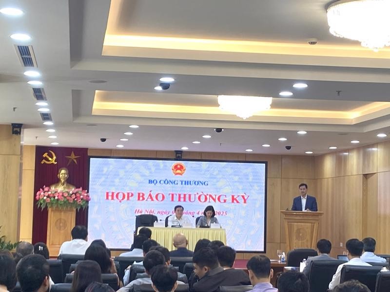 Thứ trưởng Bộ Công Thương Nguyễn Sinh Nhật Tân chủ trì cuộc họp báo.