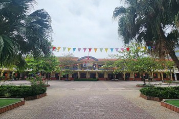 Ăn cơm nắm trước cổng trường, 12 học sinh tiểu học nhập viện