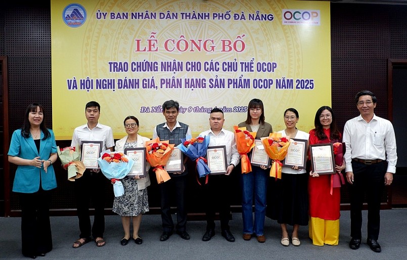 Lãnh đạo thành phố Đà Nẵng trao chứng nhận sản phẩm OCOP 4 sao cho 11 sản phẩm của 7 chủ thể.