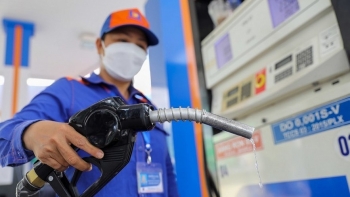 Giá xăng RON 95 giảm xuống sát mốc 19.000 đồng/lít