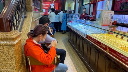 Người dân xếp hàng chờ bán vàng khi giá đạt đỉnh mọi thời đại