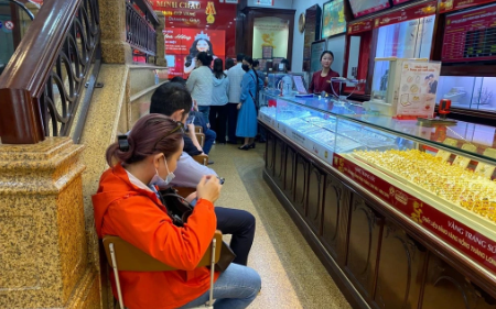 Người dân xếp hàng chờ bán vàng khi giá đạt đỉnh mọi thời đại