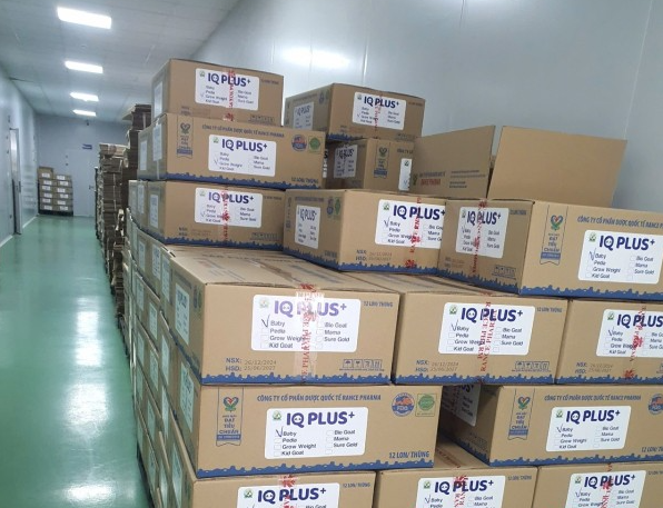 Hàng thùng sữa bột giả các loại được chất trong các kho xưởng sản xuất chuẩn bị đưa ra thị trường. Hàng thùng sữa bột giả các loại được chất trong các kho xưởng sản xuất chuẩn bị đưa ra thị trường.