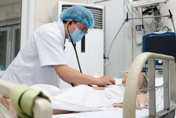 Cụ bà 85 tuổi nguy kịch vì hóc xoài