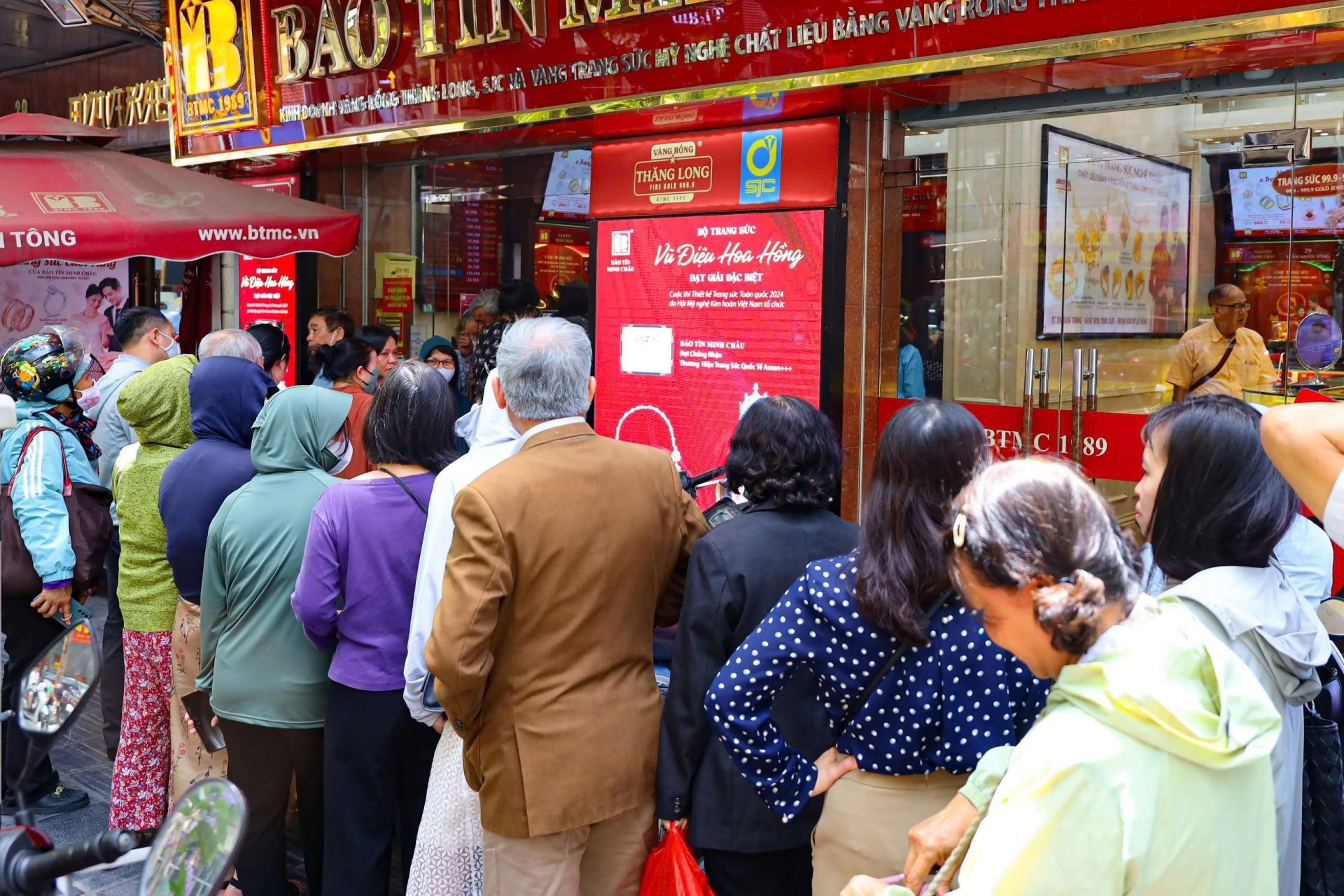 khách mua, ít người bán