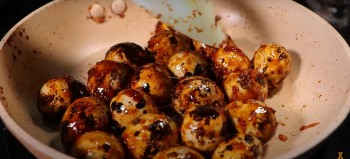 Bác sĩ cảnh báo về trào lưu ăn trứng cút cả vỏ