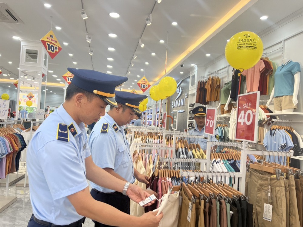 Lực lượng QLTT Thanh Hóa kiểm tra đối với Công ty TNHH thời trang Quốc tế SAVANI về các vi phạm về nhãn hàng hoá và thực hiện hoạt động khuyến mại Lực lượng QLTT Thanh Hóa kiểm tra đối với Công ty TNHH thời trang Quốc tế SAVANI về các vi phạm về nhãn hàng hoá và thực hiện hoạt động khuyến mại