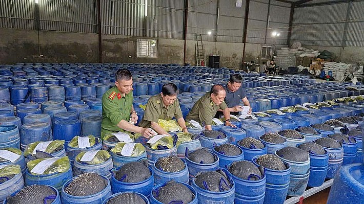 Lực lượng chức năng tiến hành niêm phong tang vật. Ảnh: Công an Nghệ An Lực lượng chức năng tiến hành niêm phong tang vật. Ảnh: Công an Nghệ An