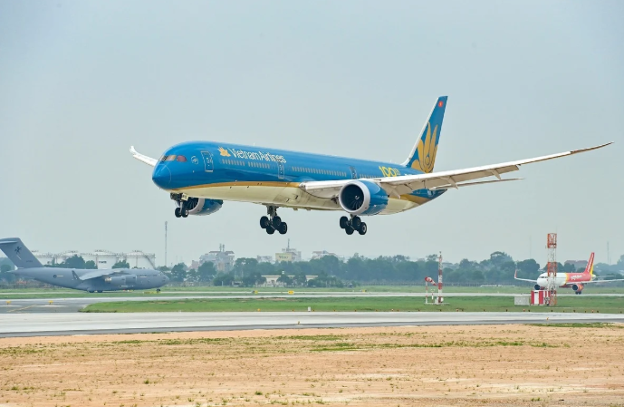 Giá vé máy bay tăng cao, nhiều chặng bay "cháy" vé dịp nghỉ lễ 30/4 và 1/5