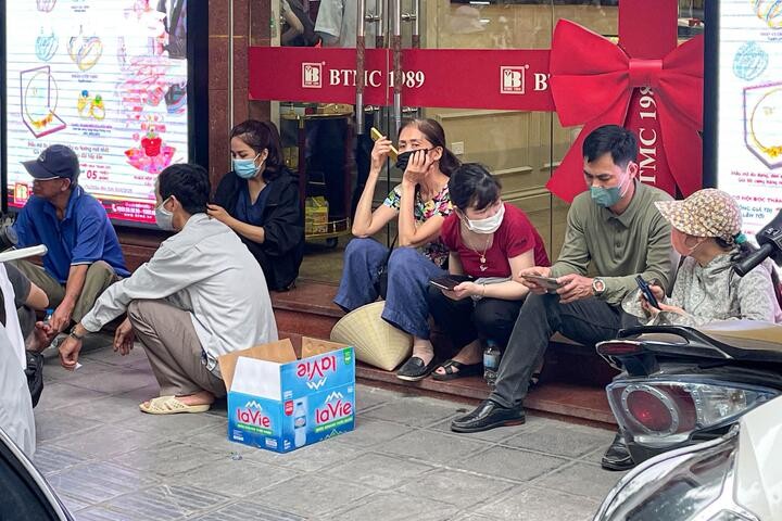 Nhiều người còn chuẩn bị sẵn nước uống để xếp hàng chờ đợi vài tiếng đồng hồ. VTC News