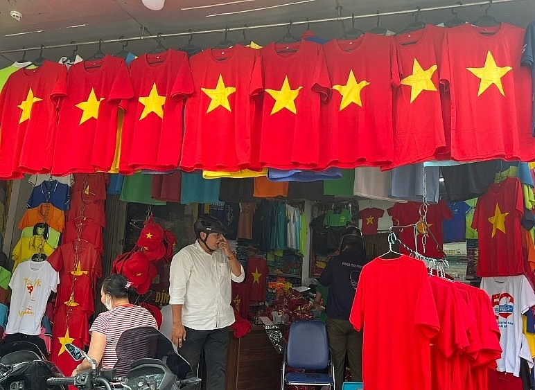TP.HCM: Áo cờ đỏ, sao vàng hút khách dịp lễ 30/4