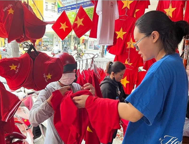TP.HCM: Áo cờ đỏ, sao vàng hút khách dịp lễ 30/4