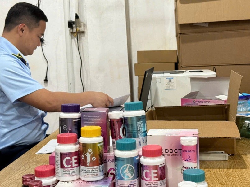 Lực lượng chức năng kiểm đếm sản phẩm vi phạm (Ảnh: DMS). Lực lượng chức năng kiểm đếm sản phẩm vi phạm (Ảnh: DMS).