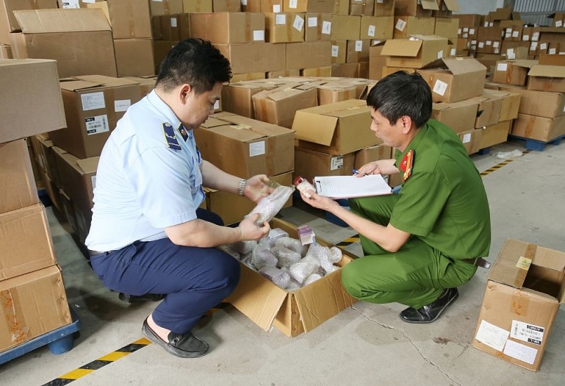 Bắc Ninh: Phát hiện và thu giữ hơn 25 tấn thực phẩm bảo vệ sức khỏe không rõ nguồn gốc Bắc Ninh: Phát hiện và thu giữ hơn 25 tấn thực phẩm bảo vệ sức khỏe không rõ nguồn gốc