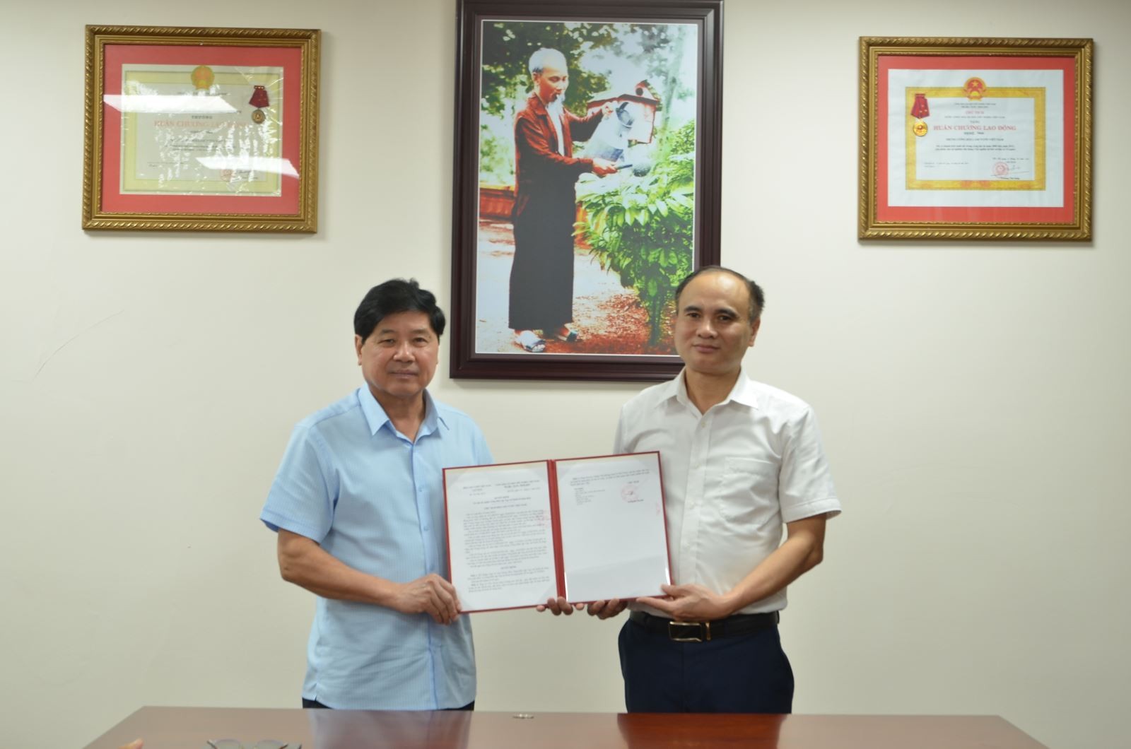 Chủ tịch Hội Làm vườn Việt Nam Lê Quốc Doanh (bên trái) trao Quyết định bổ nhiệm Tổng Biên tập cho ông Lê Văn Thơm. Chủ tịch Hội Làm vườn Việt Nam Lê Quốc Doanh (bên trái) trao Quyết định bổ nhiệm Tổng Biên tập cho ông Lê Văn Thơm.
