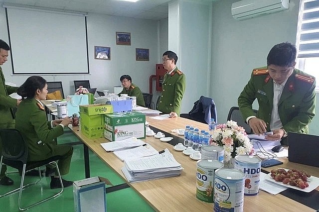 Cảnh sát khám xét trong quá trình điều tra ẢNH: CAND Cảnh sát khám xét trong quá trình điều tra ẢNH: CAND