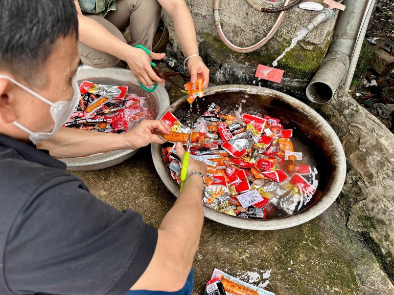 Mức phạt là 16 triệu đồng và toàn bộ số hàng vi phạm buộc phải tiêu hủy theo đúng quy định của pháp luật. Mức phạt là 16 triệu đồng và toàn bộ số hàng vi phạm buộc phải tiêu hủy theo đúng quy định của pháp luật.