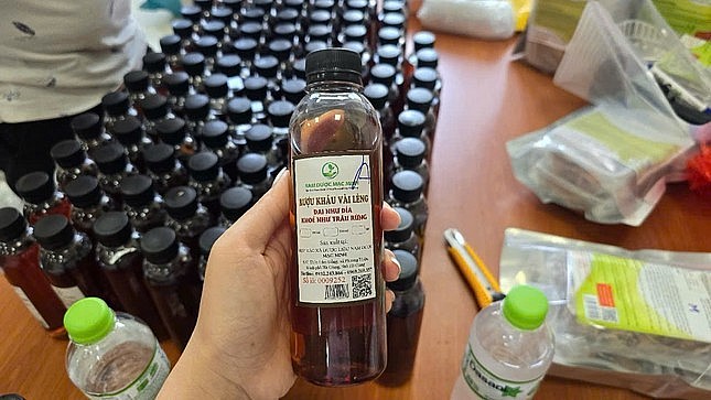 Chai rượu Kháu Vài Lèng thu giữ của các đối tượng.