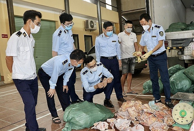 Để thực hiện tốt việc truy xuất, lực lượng chức năng của tỉnh tích cực giám sát nguồn gốc thực phẩm tại một số bếp ăn tập thể trong tỉnh.