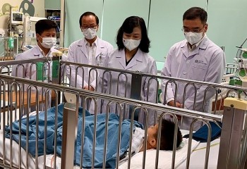 Bộ trưởng Y tế thăm bé trai vụ “nộp đủ tiền mới cấp cứu”
