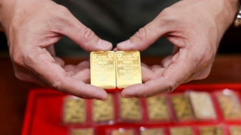 Giá vàng trong nước tăng sốc, cao hơn thế giới gần 17 triệu đồng/lượng